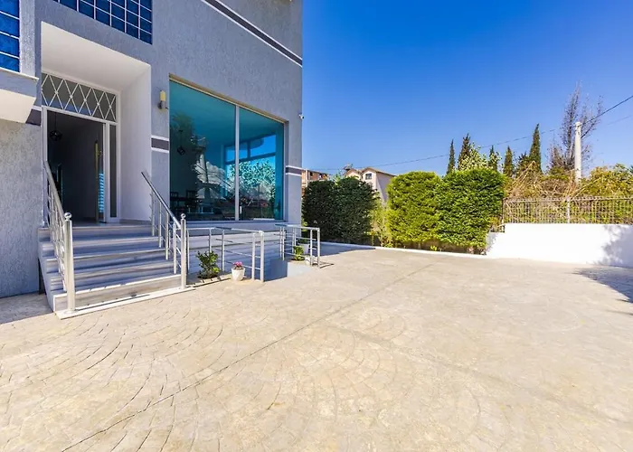 Stylish With Scenic Gardens By Pikhost Apartmán Golem (Tirana)