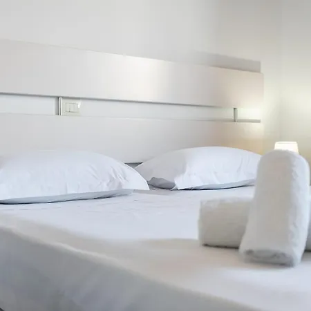 Stylish With Scenic Gardens By Pikhost Appartement *