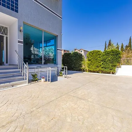 Stylish With Scenic Gardens By Pikhost Apartment Golem (Tirana)