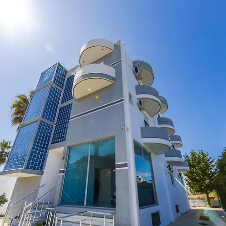 Stylish With Scenic Gardens By Pikhost