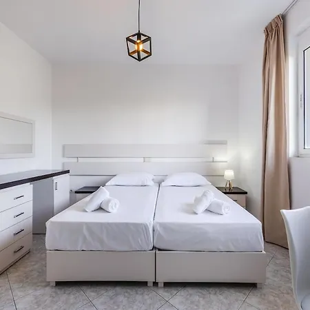 Stylish With Scenic Gardens By Pikhost Appartement *