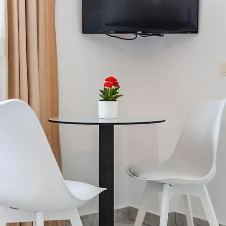 Stylish With Scenic Gardens By Pikhost Appartement Golem (Tirana)