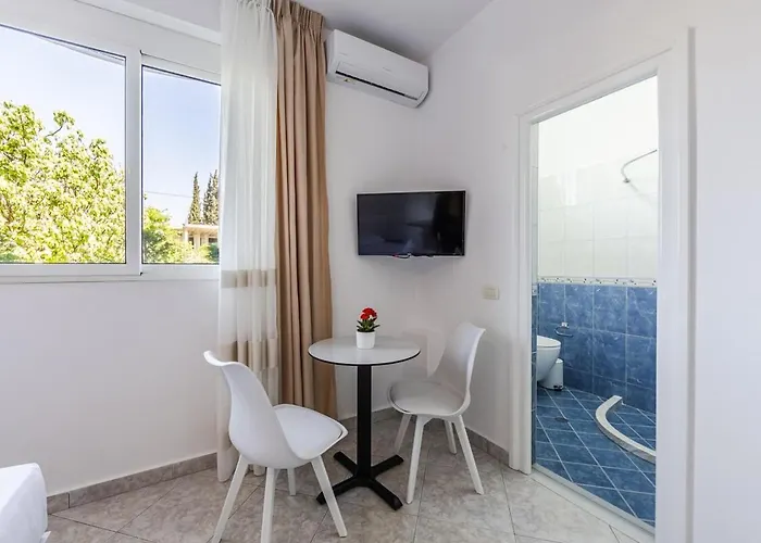 Stylish With Scenic Gardens By Pikhost Appartamento *
