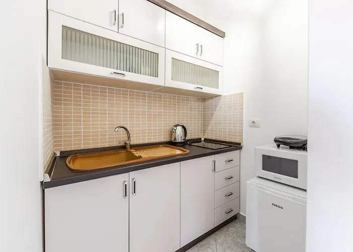 Appartamento Stylish With Scenic Gardens By Pikhost Golem (Tirana)