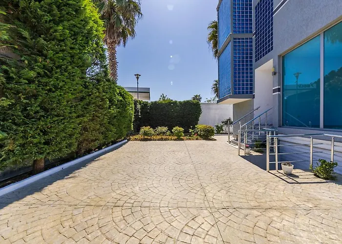Appartamento Stylish With Scenic Gardens By Pikhost