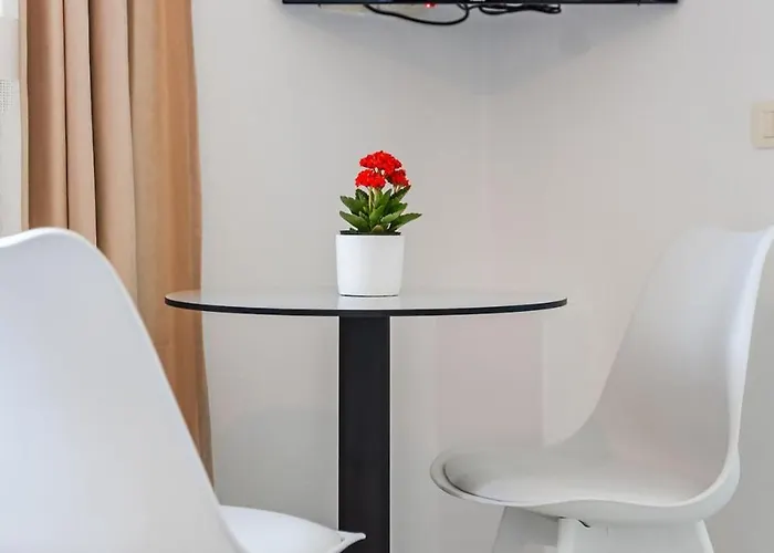 Stylish With Scenic Gardens By Pikhost Appartamento Golem (Tirana)